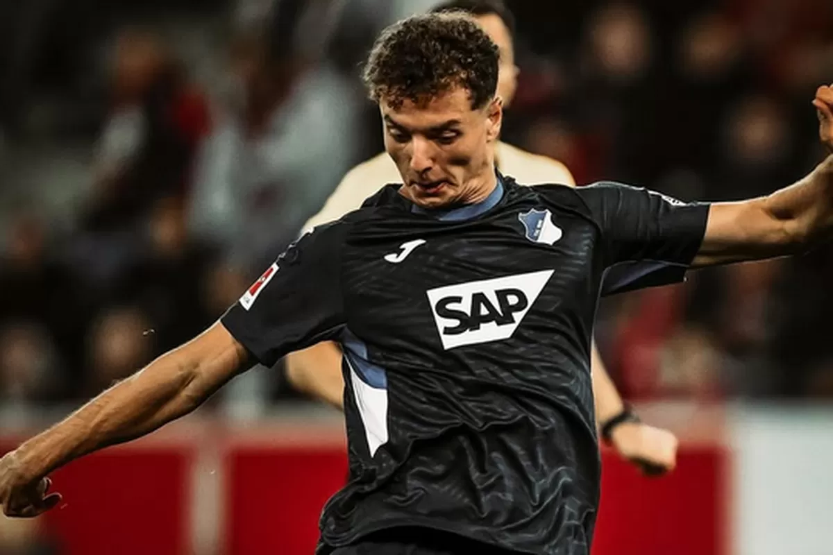 Barcelona terus memantau perkembangan striker muda Bundesliga.