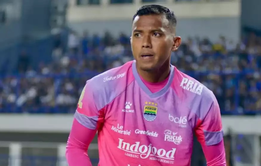 Teja Paku Alam saat menjaga gawang Persib Bandung di Liga Indonesia