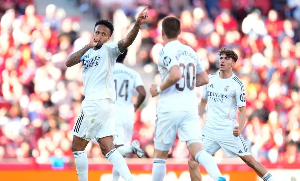Bek Real Madrid Eder Militao terlihat kesakitan di lapangan akibat cedera