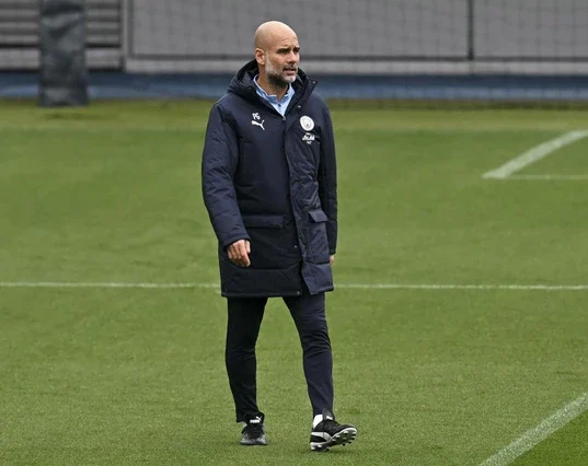 Pep Guardiola saat mendampingi Manchester City di pinggir lapangan sebelum resmi mengakhiri masa kepelatihannya setelah satu dekade bersama klub.
