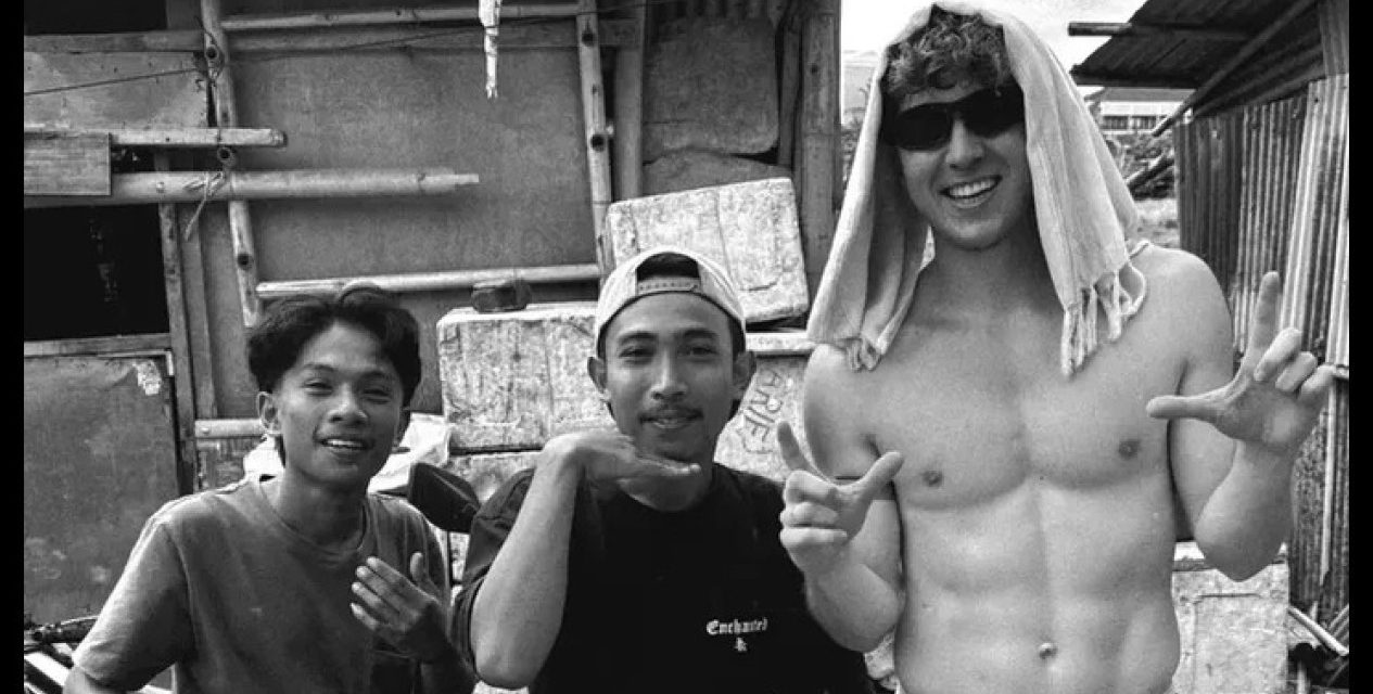 Ole Romeny Nikmati Liburan di Lombok, Bermain Bola Berbaur