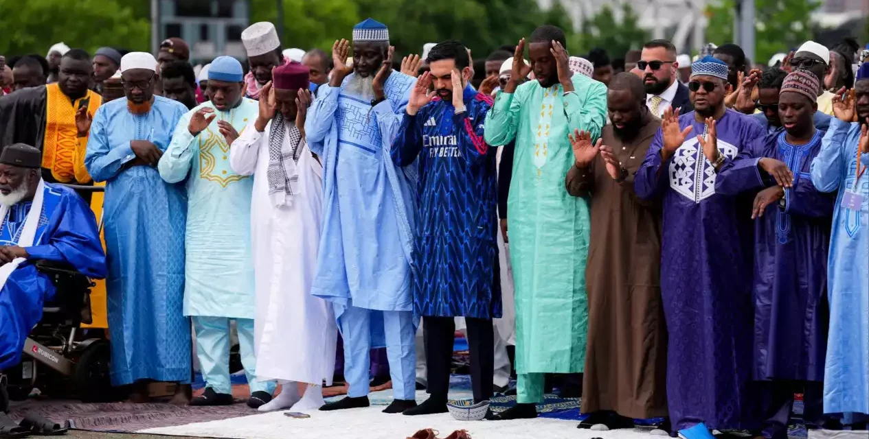 Zohran Mamdani Viral Kenakan Gamis Arsenal Shalat Iduladha