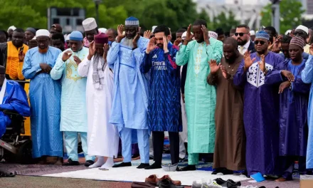 Zohran Mamdani Viral Kenakan Gamis Arsenal Shalat Iduladha