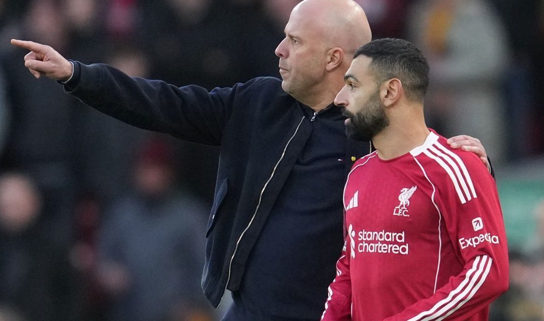 Arne Slot Respons Kritik Salah soal Heavy-Metal Football Liverpool