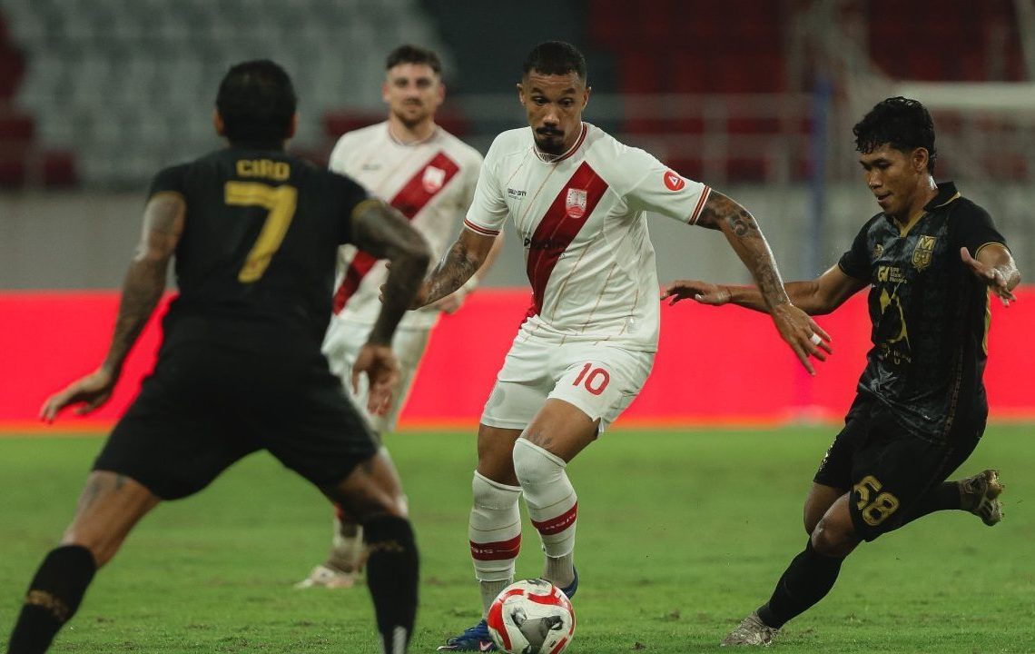 Pemain Malut United merayakan gol ke gawang Persis Solo