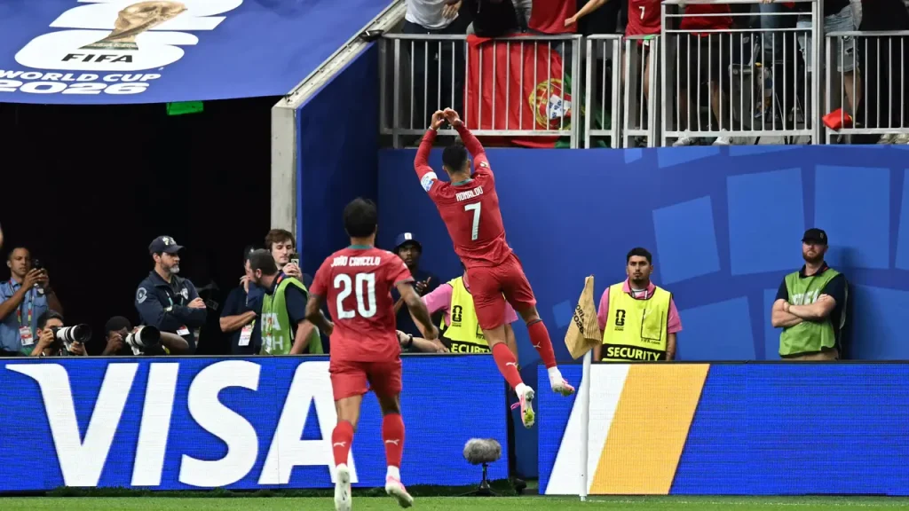 Cristiano Ronaldo merayakan gol