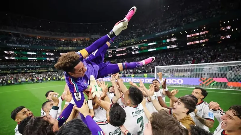 Guillermo Ochoa mendapat penghormatan dari suporter Meksiko