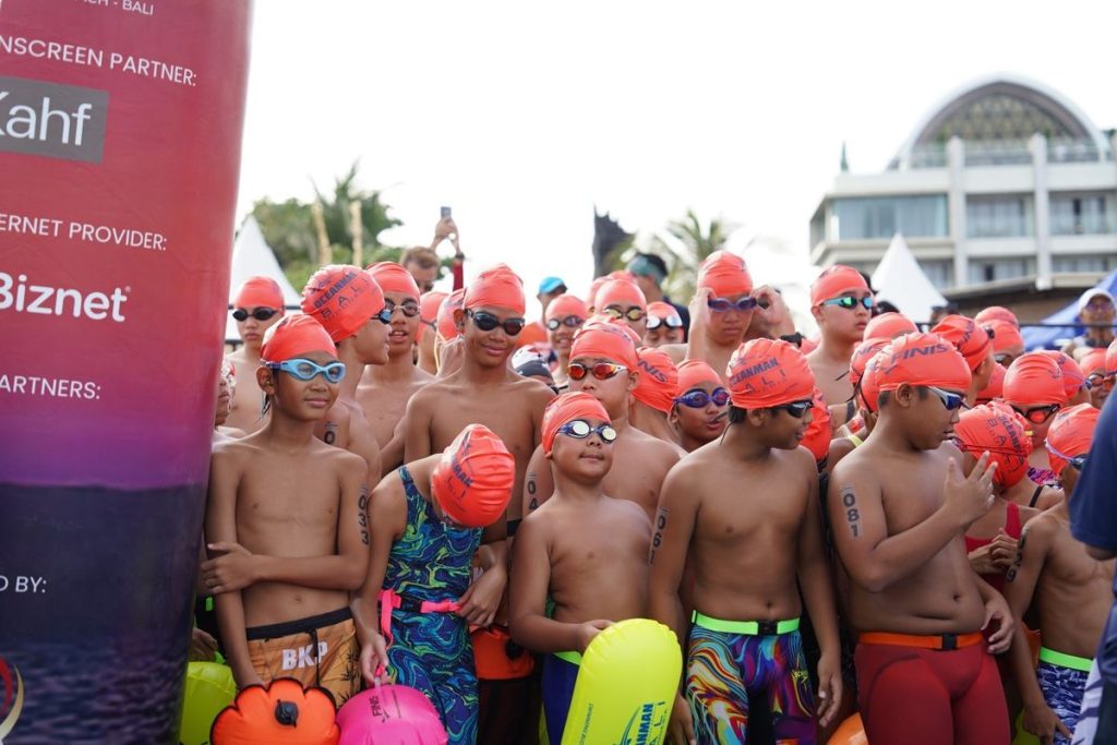 Peserta Oceanman Bali 2026 berenang di perairan Pantai Kedonganan, Bali.