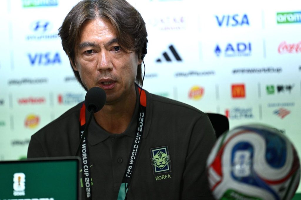 Hong Myung-bo saat memimpin Timnas Korea Selatan pada pertandingan Piala Dunia 2026
