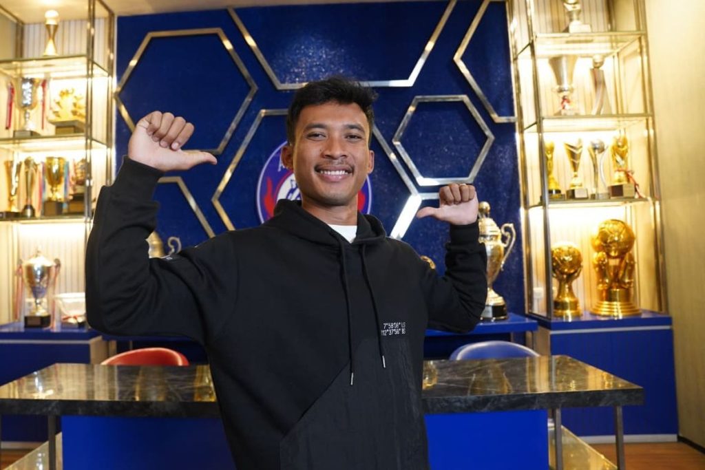 Robi Darwis saat diperkenalkan sebagai pemain baru Arema FC