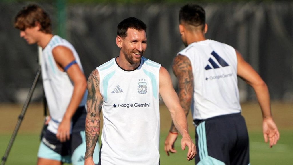 Lionel Messi merayakan ulang tahun ke-39 bersama pemain dan staf Timnas Argentina sambil meniup lilin kue ulang tahun.