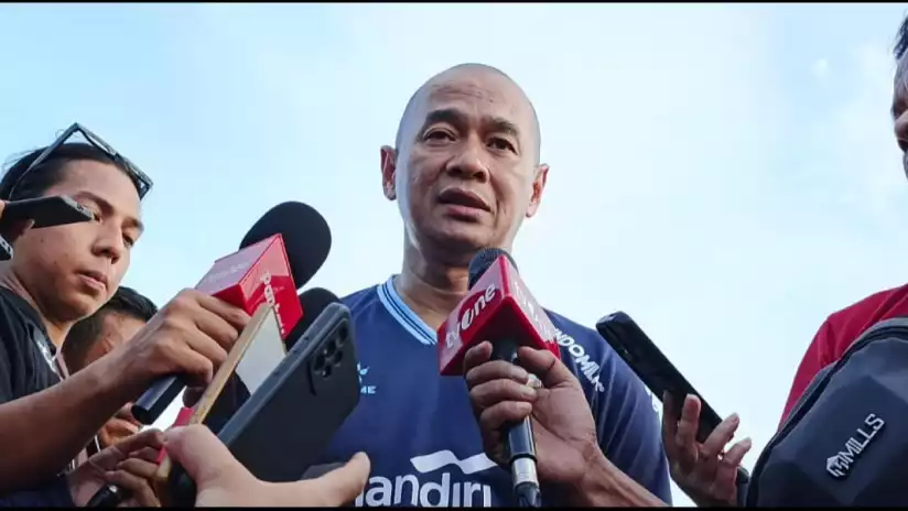 Kurniawan Dwi Yulianto memberikan arahan kepada pemain Indonesia All Stars jelang pertandingan persahabatan melawan Aston Villa di Stadion Utama Gelora Bung Karno.