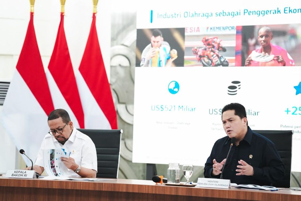 Menpora Erick Thohir memaparkan strategi pengembangan sport tourism sebagai penggerak ekonomi nasional dalam konferensi pers di Jakarta.