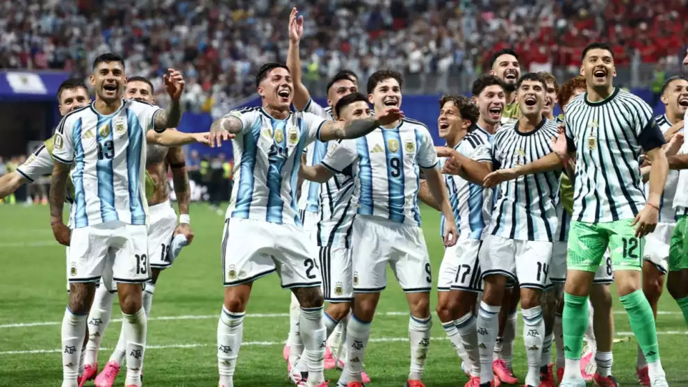 Pemain Timnas Argentina merayakan kemenangan atas Mesir di babak 16 besar sebelum muncul kontroversi chant yang menjadi sorotan FIFA.