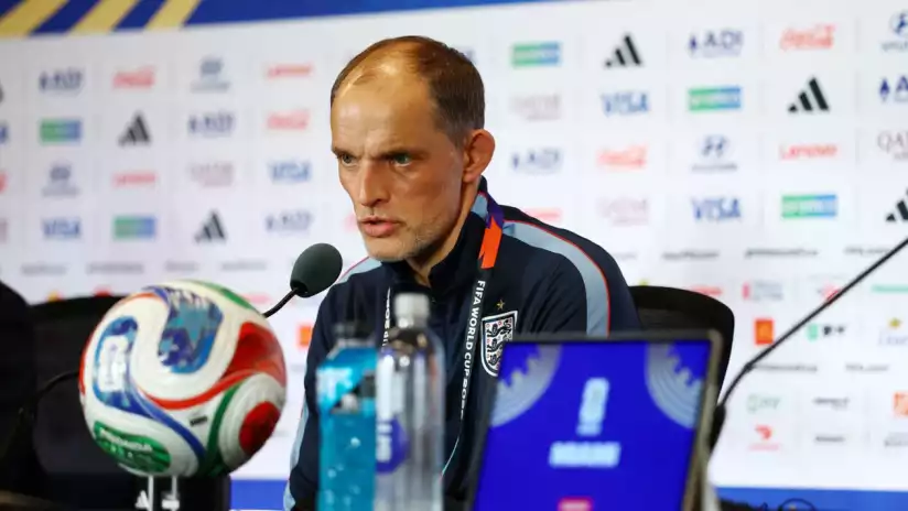 Thomas Tuchel bereaksi saat sesi wawancara setelah Timnas Inggris mengalahkan Norwegia dan memastikan tiket semifinal Piala Dunia 2026.