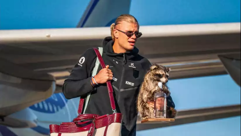 Erling Haaland membawa rakun awetan sebagai suvenir usai Piala Dunia 2026 saat tiba bersama Timnas Norwegia di Oslo.