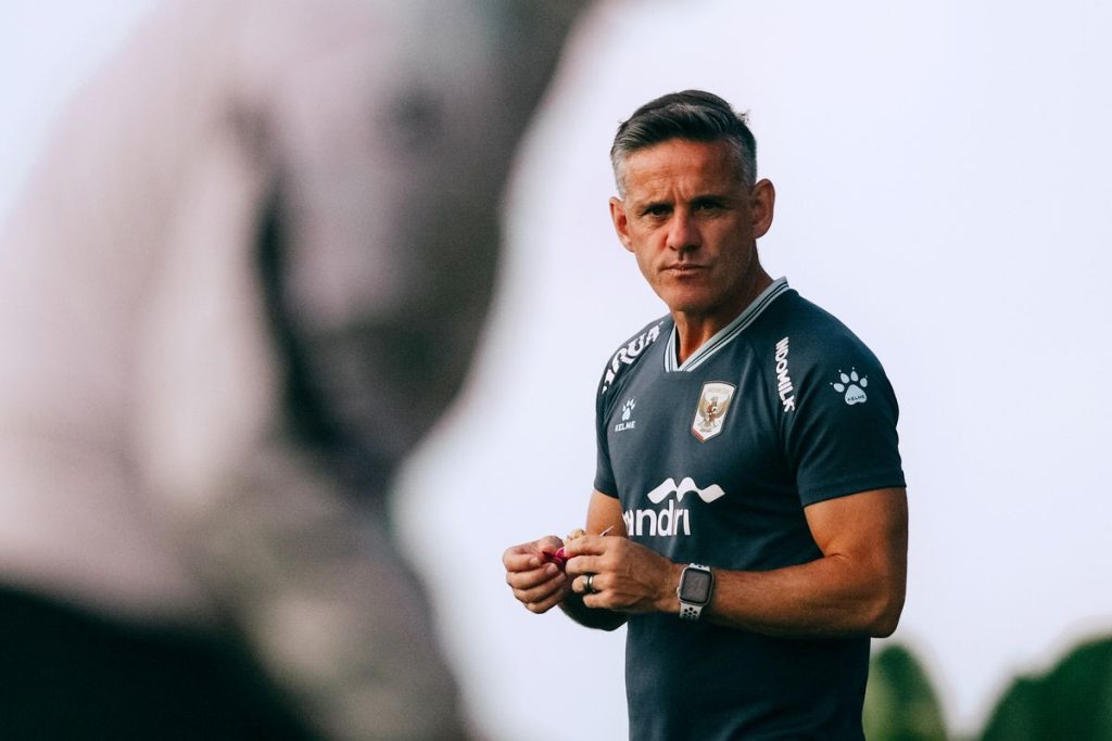 John Herdman memberikan arahan taktik kepada para pemain selama persiapan Piala AFF 2026.