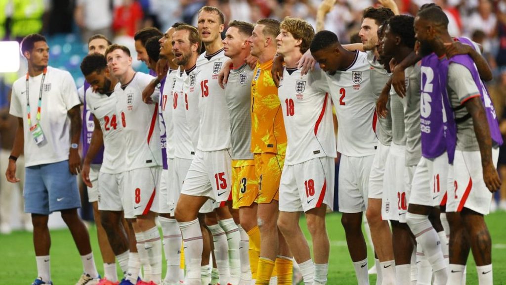 Jordan Pickford memberikan instruksi kepada rekan setim Inggris jelang laga semifinal Piala Dunia 2026 melawan Argentina.