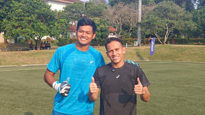 Egy Maulana Vikri dan Muhammad Riyandi memberikan coaching clinic kepada pemain muda pada Asics Summer Camp 2026 di Ragunan.