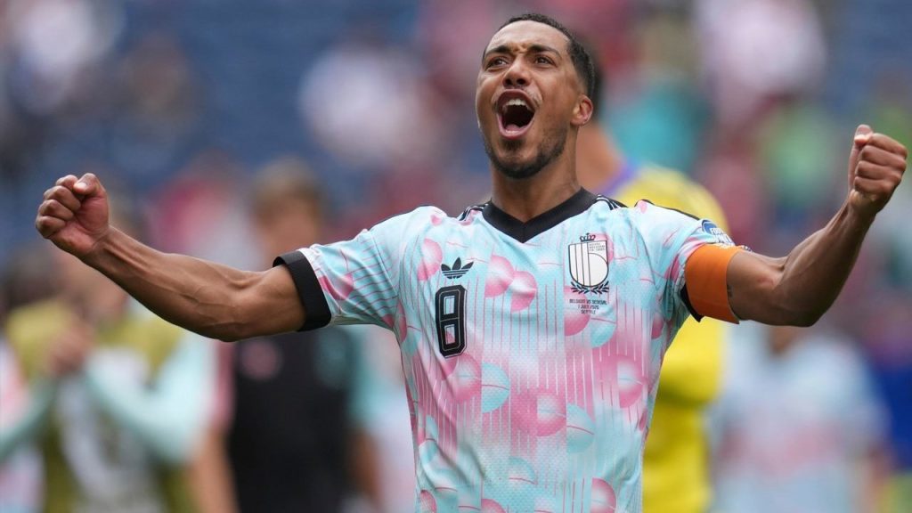 Youri Tielemans resmi menjadi target transfer Manchester United dari Aston Villa pada bursa transfer musim panas 2026.