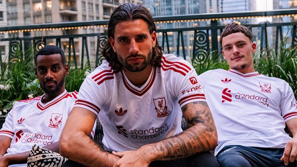 Jersey tandang Liverpool musim 2026/2027 berwarna putih dengan aksen merah yang terinspirasi desain klasik era 1989/1990.