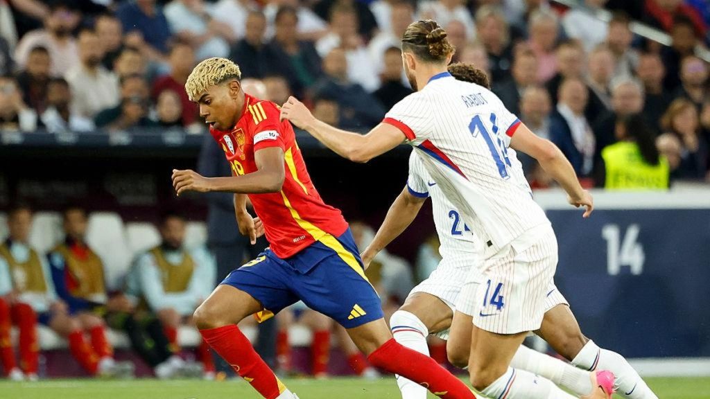 Pau Cubarsi tampil impresif bersama Timnas Spanyol saat menghadapi Belgia di perempat final Piala Dunia 2026.