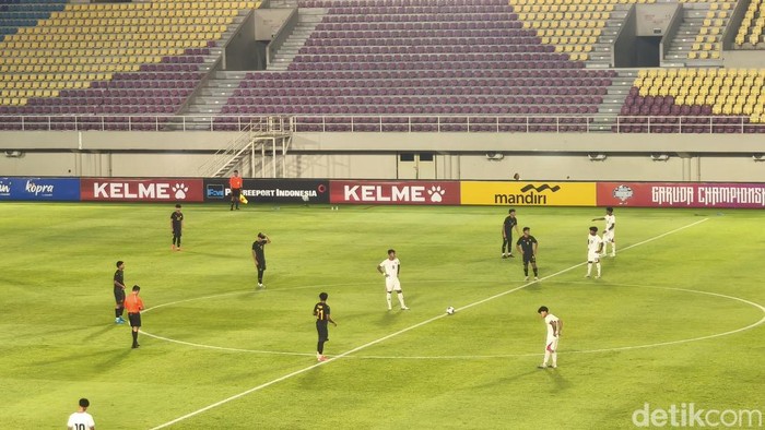 Pemain Timnas Indonesia U-17 merayakan kemenangan 3-0 atas Malaysia U-17 pada laga Garuda Championship Series di Stadion Manahan, Solo.