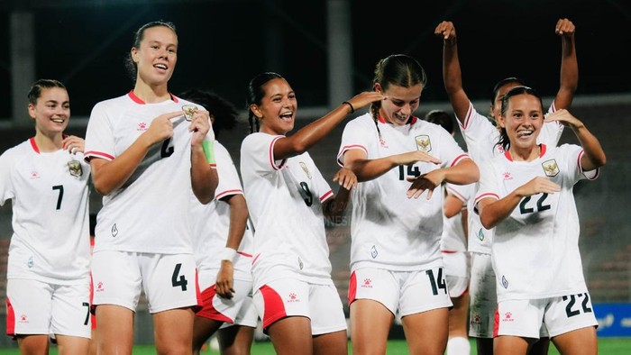 Timnas Putri Indonesia merayakan kemenangan usai mengalahkan Laos 5-0 pada final Piala AFF Wanita 2026 di Stadion Kuala Lumpur.
