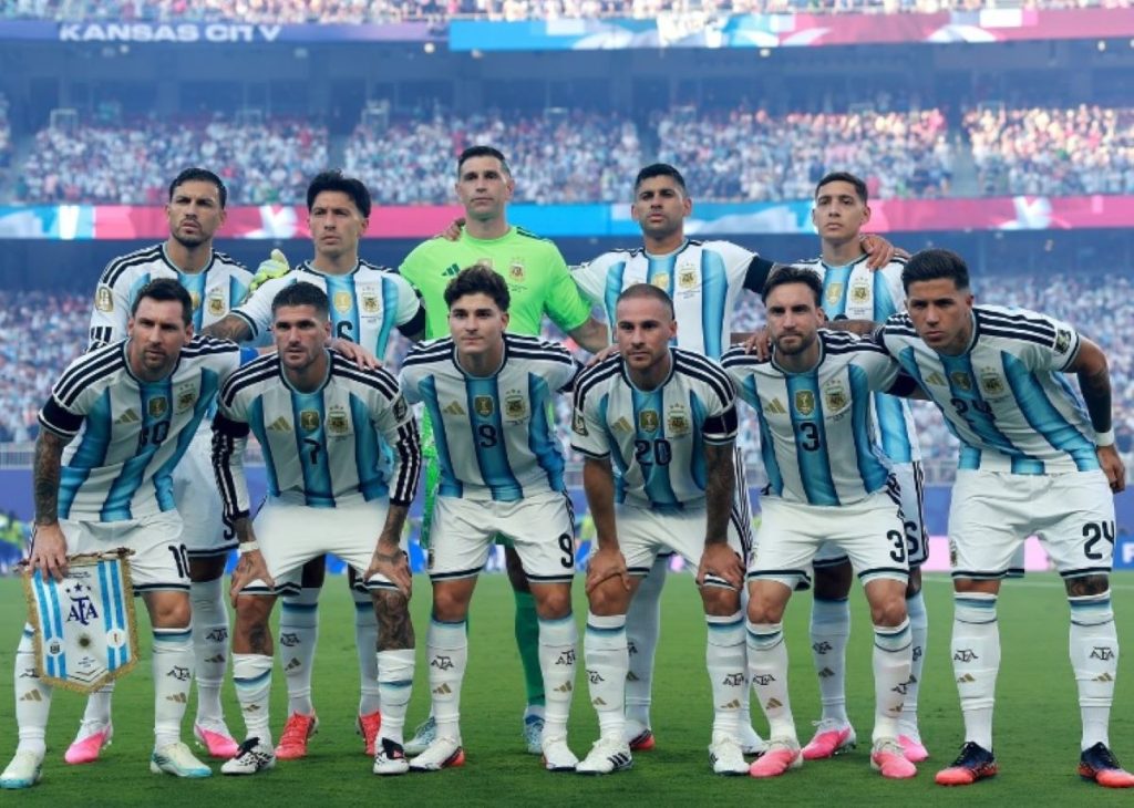 Timnas Argentina mengenakan jersey biru gelap saat menghadapi Inggris di semifinal Piala Dunia 2026.