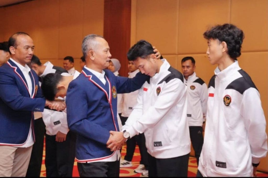 Ketua Umum PB TI, Richard Tampubolon, memberi semangat kepada taekwondoin Indonesia