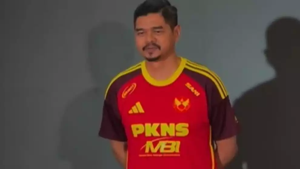 Bambang Pamungkas mengenakan jersey terbaru Selangor FC musim 2026/2027.