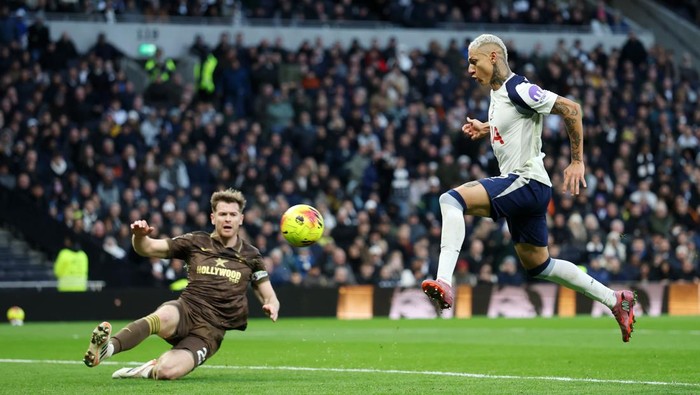 Chelsea dan MU Menang Dramatis, Tottenham Jajaki Pertukaran Richarlison-Ndiaye