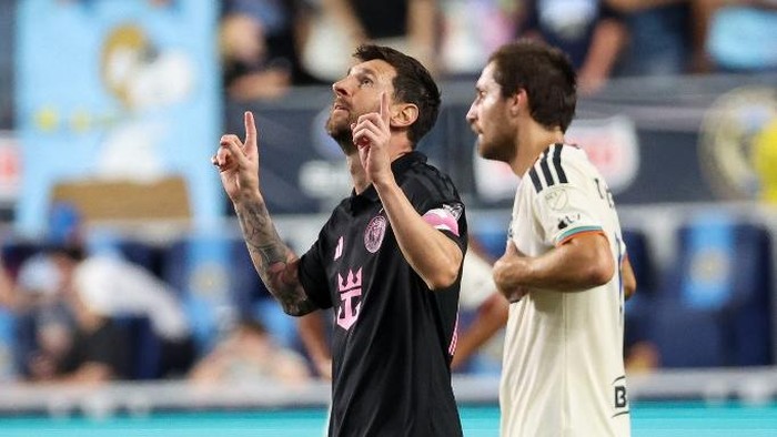 Lionel Messi cetak gol