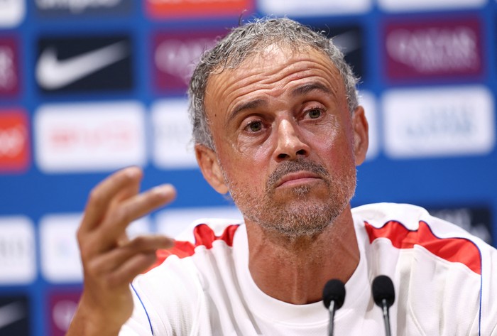 Luis Enrique memberi arahan kepada pemain PSG setelah hasil imbang melawan Rennes di Ligue 1 2026/2027.
