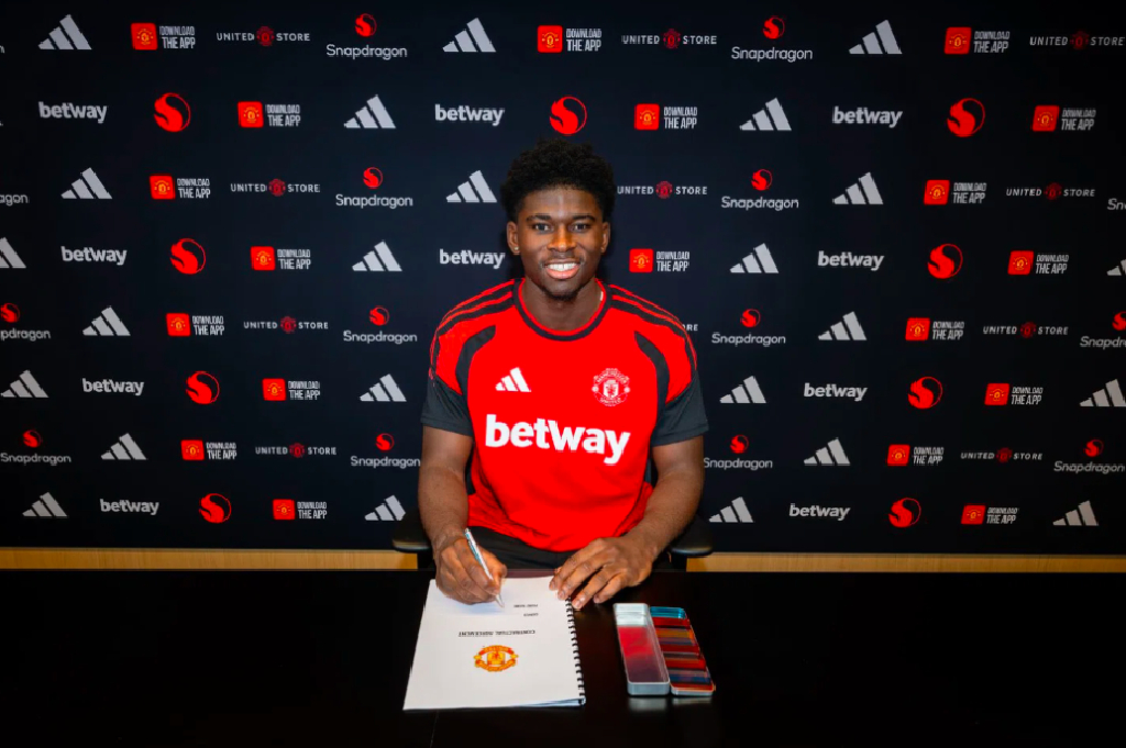 Carlos Baleba resmi bergabung dengan Manchester United dari Brighton