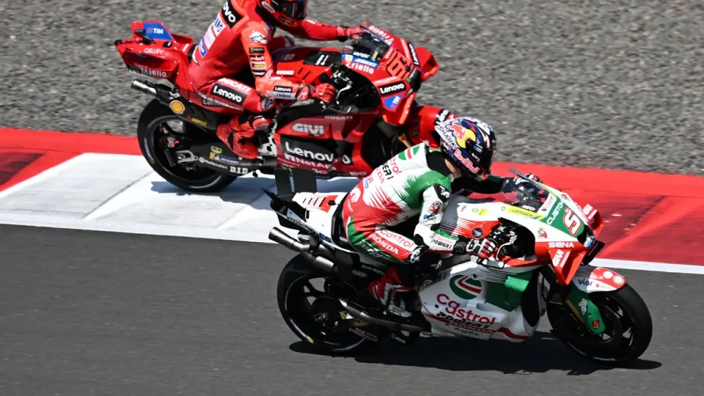 Pembalap MotoGP mengendarai motor balap menjelang era mesin 850cc musim 2027