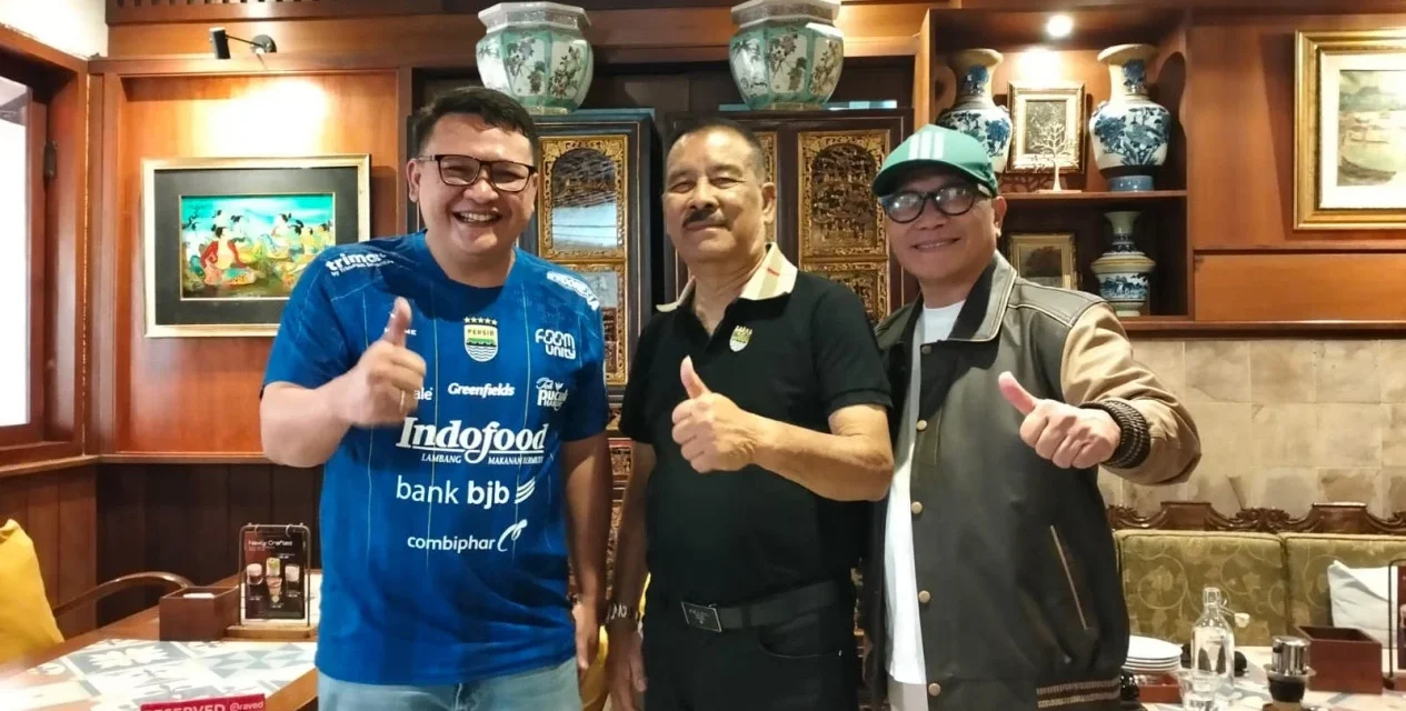 Dedikasi untuk Persib Berbuah Apresiasi, Umuh Muchtar Terima Pin Emas dari Bobotoh