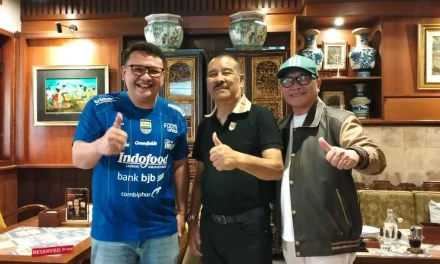 Dedikasi untuk Persib Berbuah Apresiasi, Umuh Muchtar Terima Pin Emas dari Bobotoh